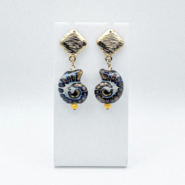 Aretes con dije de cerámica vidriada y herraje con baño de oro