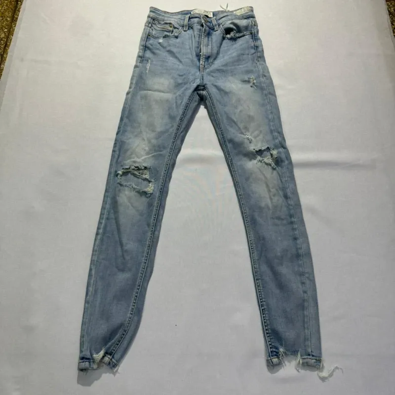 Jean Skinny Ajustado Con Rotos Strad