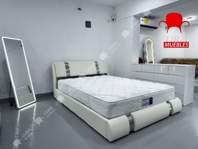 Cama de plataforma tamaño Queen con decoración de piezas de hierro, cama tapizada de piel sintética con cabecera ajustable curvada, soporte de listones de madera.