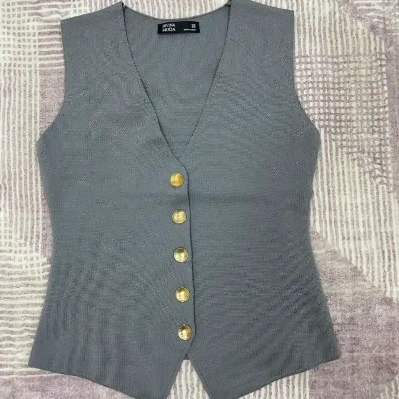 Chalequito gris con botones dorados