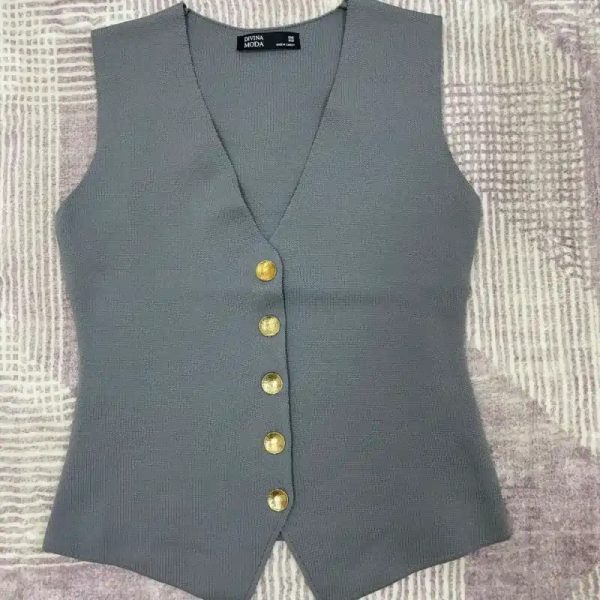 Chalequito gris con botones dorados