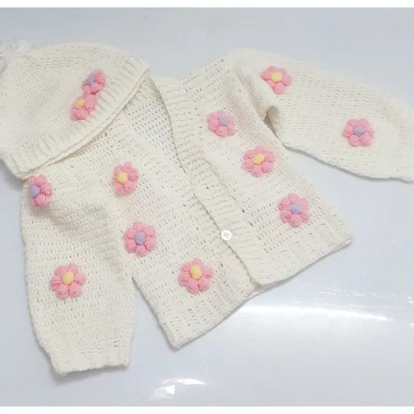 Abrigo con gorro decorado