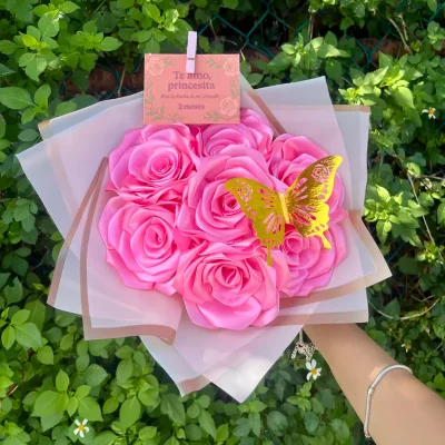 Ramo de 7 rosas rosadas con postal personalizada