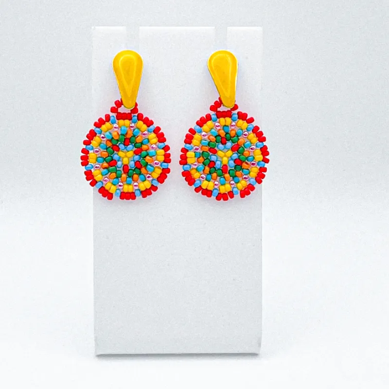 Aretes tejidos con herrajes esmaltados