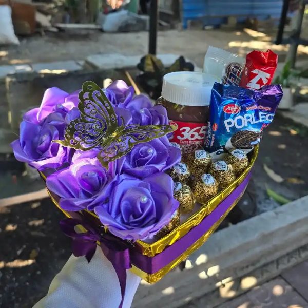 Cajita de rosas eternas con nutela y bombones