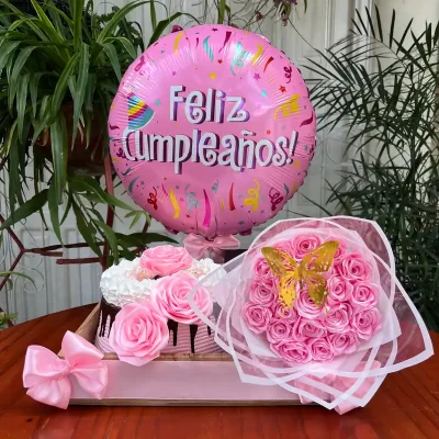 Caja con mini torta y ramo de rosas eternas