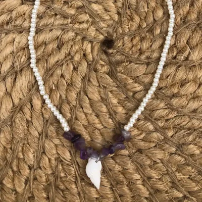 Collar de piedras semipreciosas y caracol