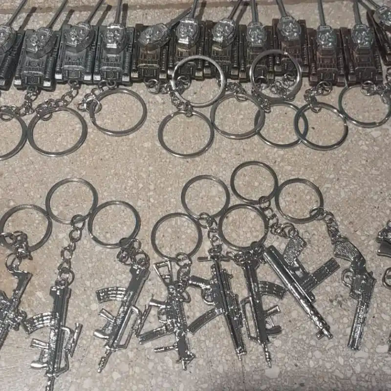 Llavero metal. Tanque y armas de fuego