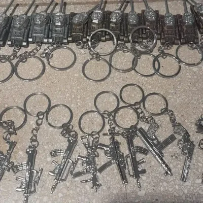 Llavero metal. Tanque y armas de fuego
