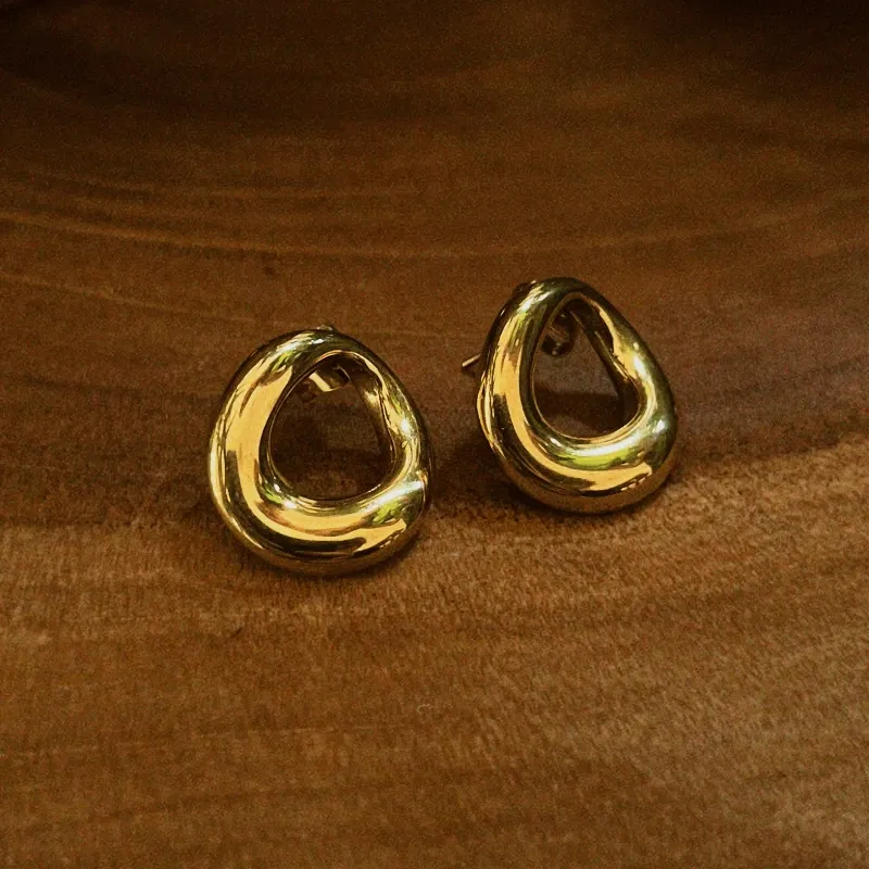 Pendientes dorados circulares abiertos