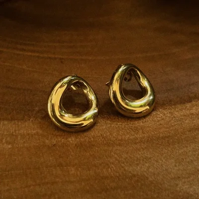 Pendientes dorados circulares abiertos