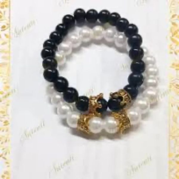 Pulso de perlas con coronas