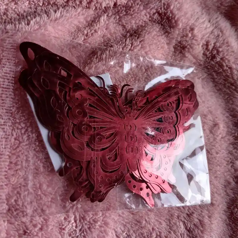 Mariposa decorativa suelta rojo vino
