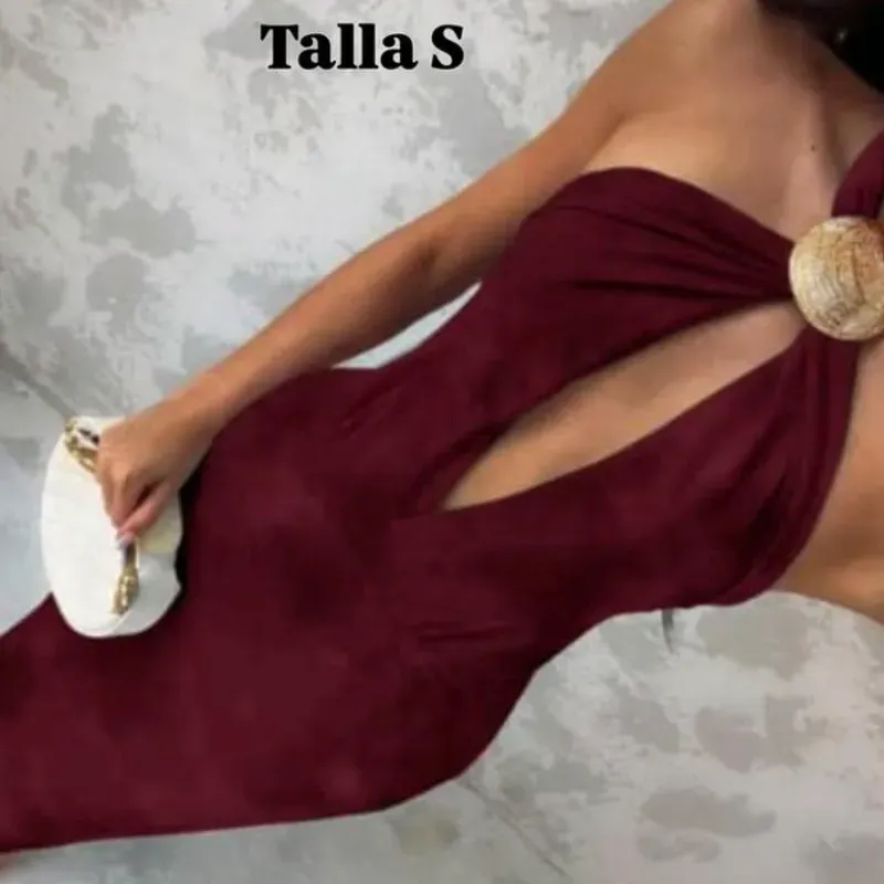 Vestido largo elegante con detalles de concha en el cuello