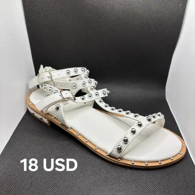 Sandalias planas con tachuelas bordadas