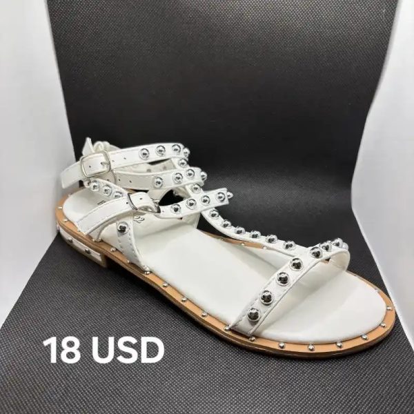 Sandalias planas con tachuelas bordadas