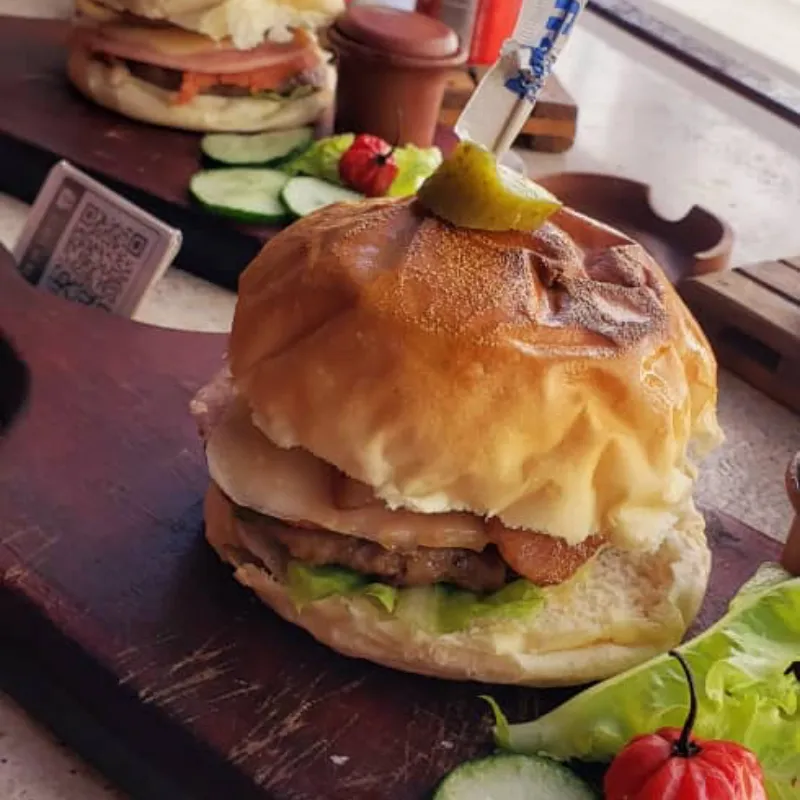 Hamburguesa con bacon y queso gouda