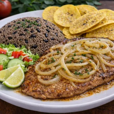 Bistec de Cerdo Encebollado con Congris