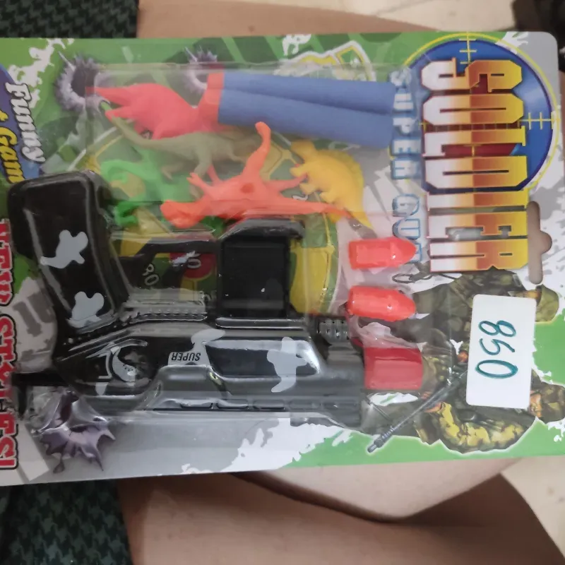 Pistola más dinosaurio