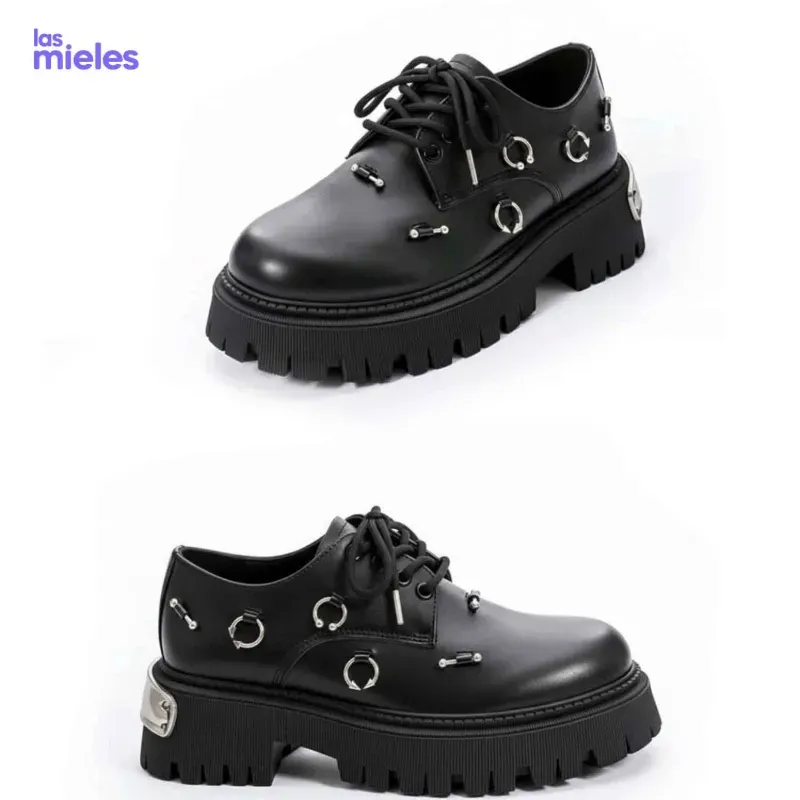 Zapatos negros de plataforma con incrustaciones