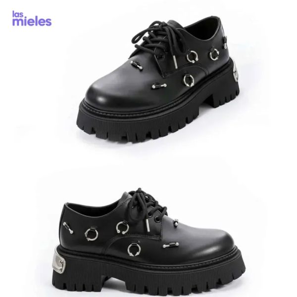 Zapatos negros de plataforma con incrustaciones
