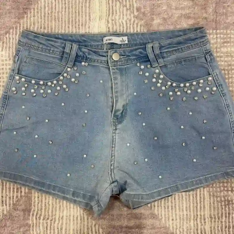Short de mezclilla con perlitas y brillos