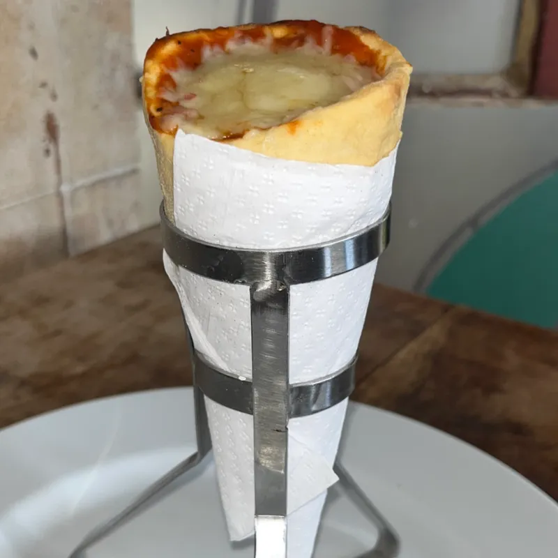 Cono de Pizza de Jamón y Queso