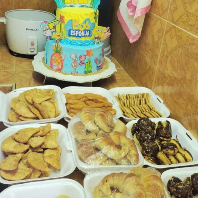 Combo para 50 personas con cake de 2 pisos