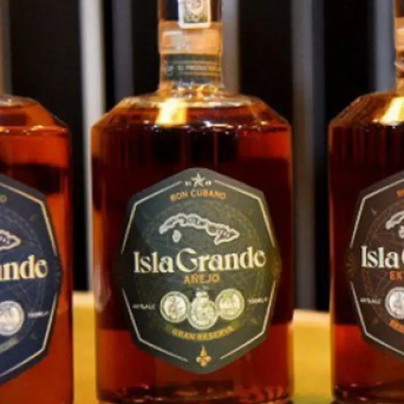 RON ISLA GRANDE AÑEJO GRAN RESERVA +2 ENERGIZANTES