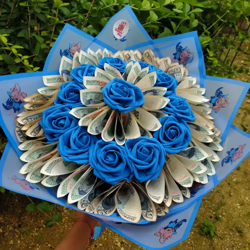 Ramo de rosas con dinero