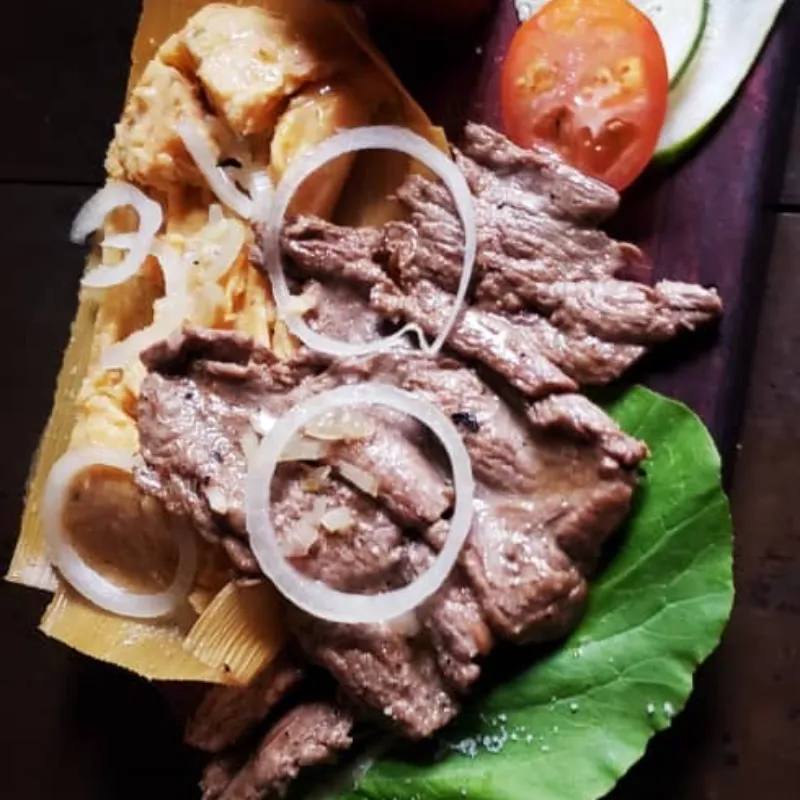 Bistec con tamales y vegetales