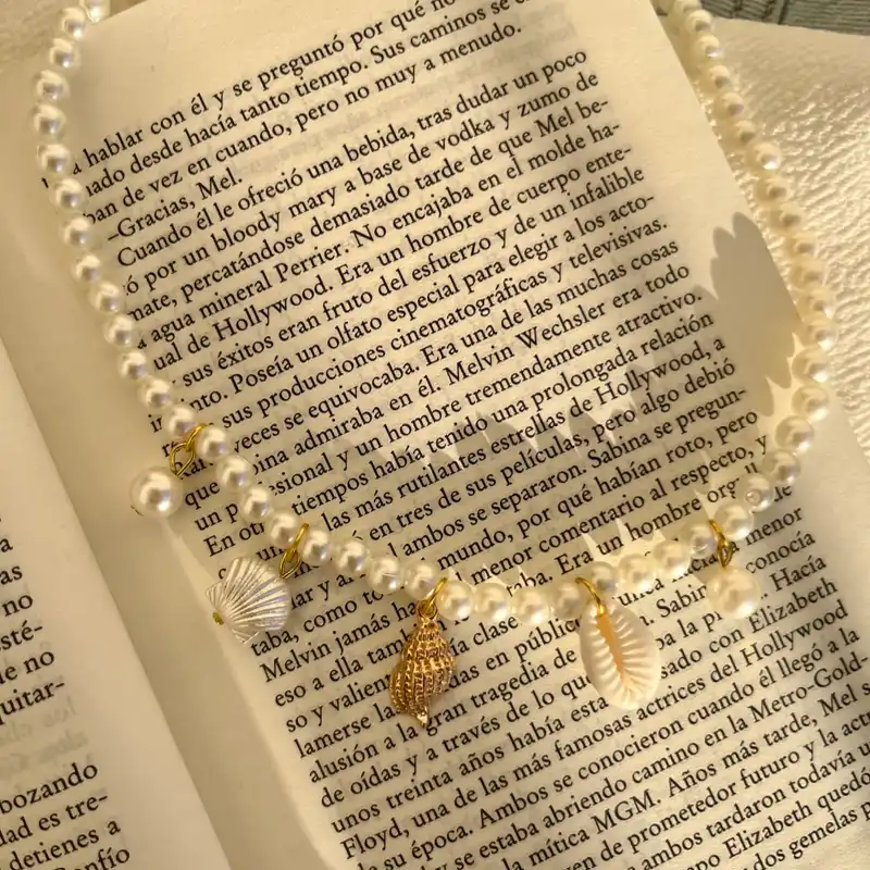 Collar de perlas blancas con varios dijes marinos