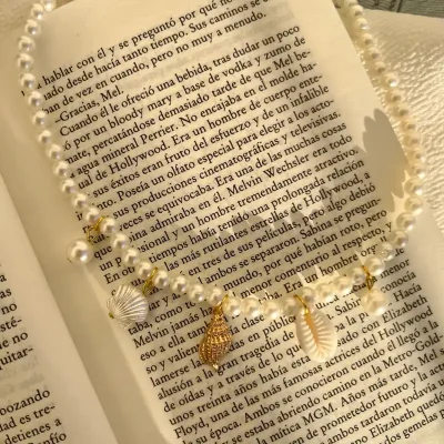 Collar de perlas blancas con varios dijes marinos
