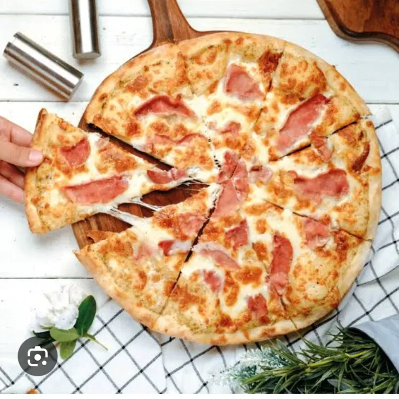 Pizza con jamón y queso blanco