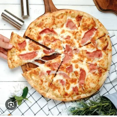 Pizza con jamón y queso blanco