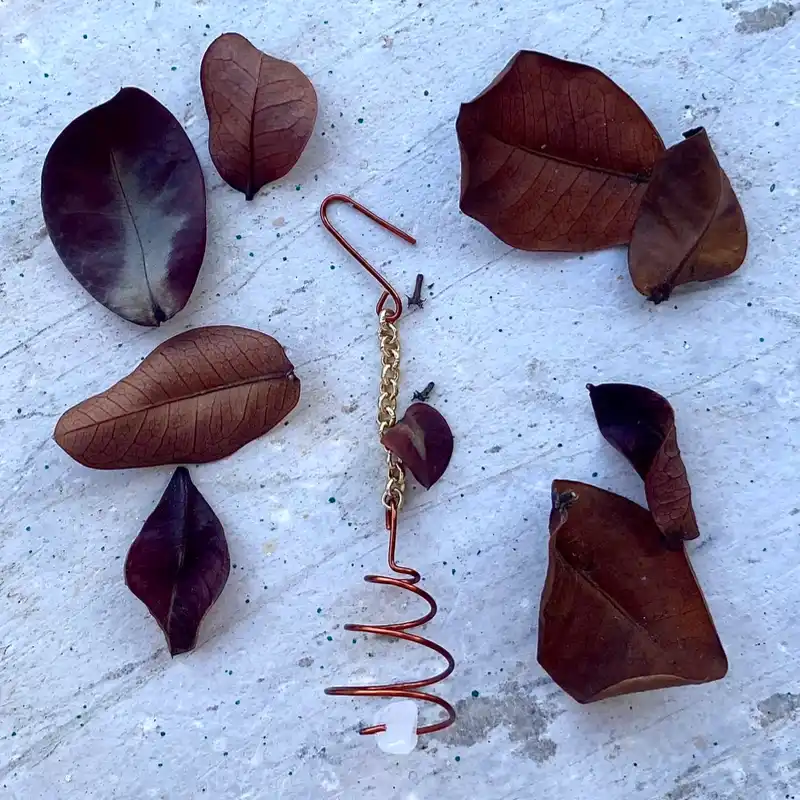 Arete colgante en espiral de cobre y cuarzo