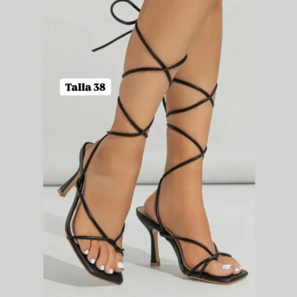 Zapatos de tacón atados a la pierna