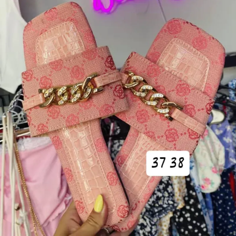 Sandalia con estampado y cadenas