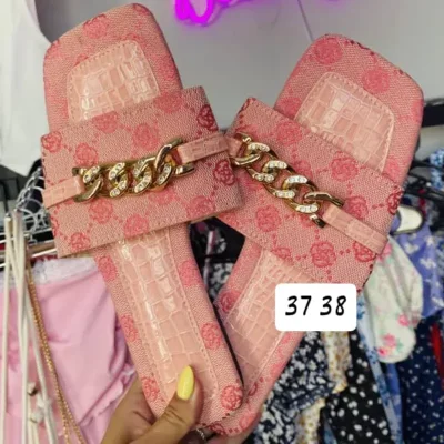 Sandalia con estampado y cadenas