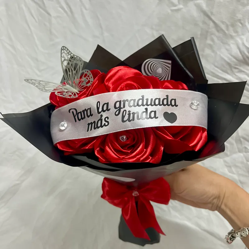 Ramo de 7 rosas rojas con accesorios de diamantes y banda con frase personalizada