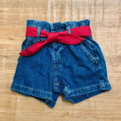 Short de tiro alto con cinturón rojo