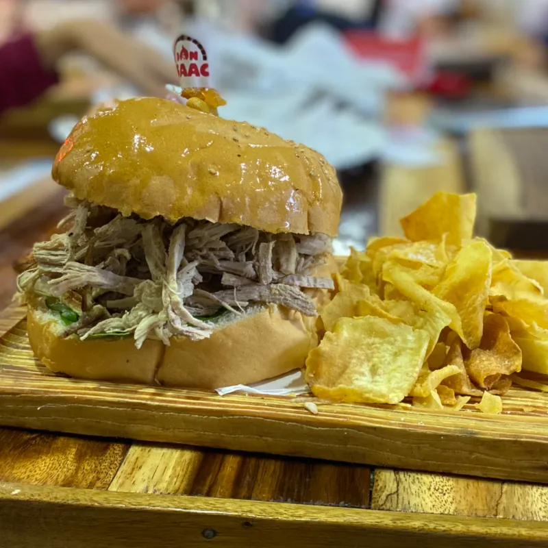 Pan con Cerdo Asado