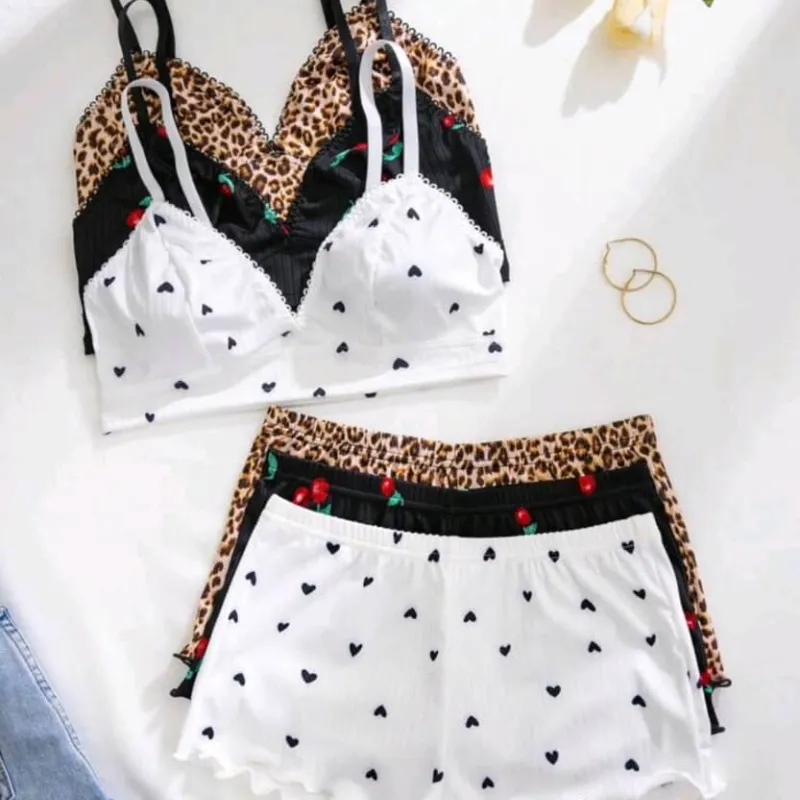 Conjunto pijama negro con flores rojas