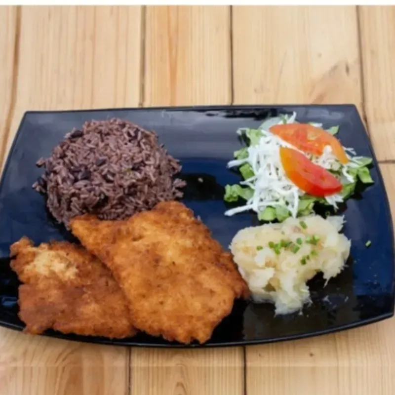 Bistec de Pollo Empanado al Carbón