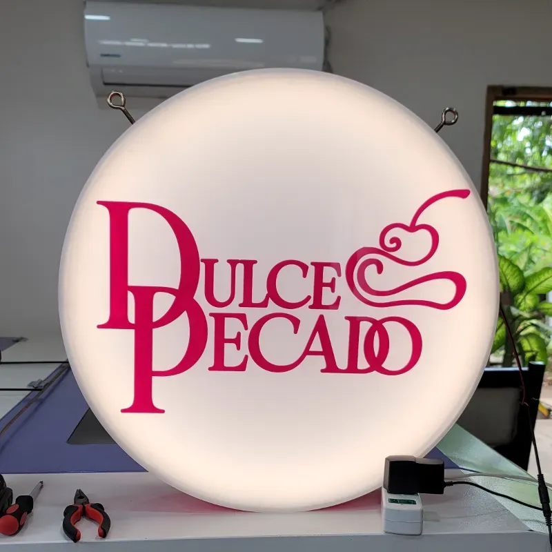 Cartel exterior acrílico