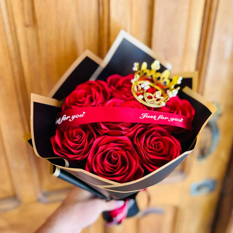 Ramo de rosas eternas rojas