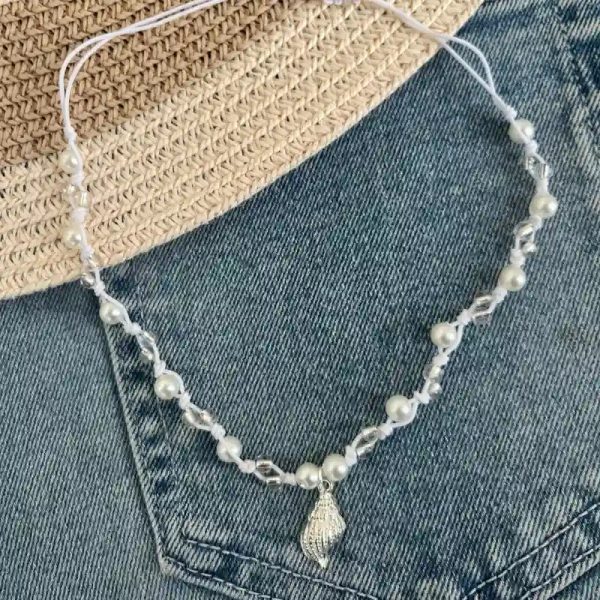 Collar de hilo blanco con dije de concha