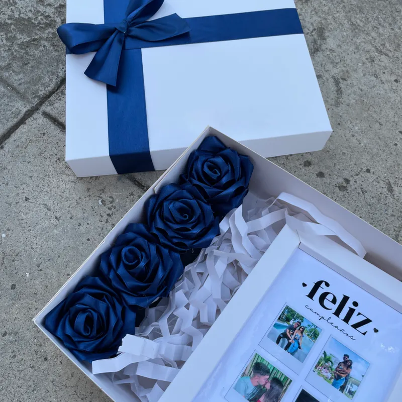 Caja de regalo + 4 rosas eternas