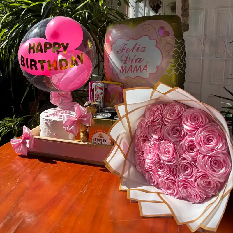 Caja con mini torta, confituras y ramo de rosas eternas