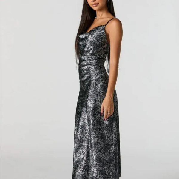 Vestido negro con detalles en plateado de satin.